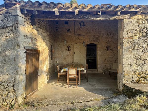 Maison en pierre avec 4 chambres, grange attenante terrain autour