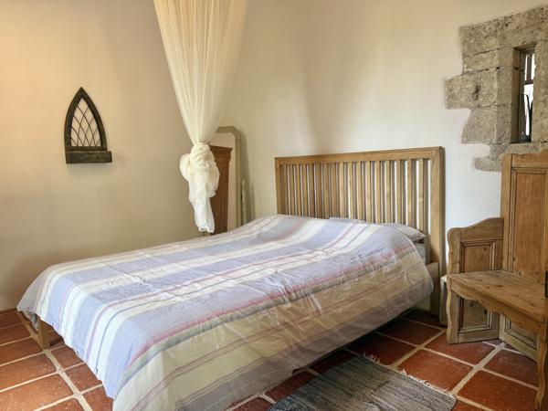 Maison en pierre avec 4 chambres, grange attenante terrain autour