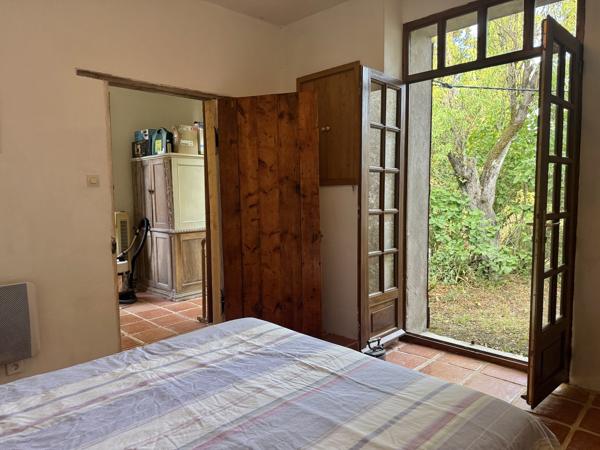 Maison en pierre avec 4 chambres, grange attenante terrain autour