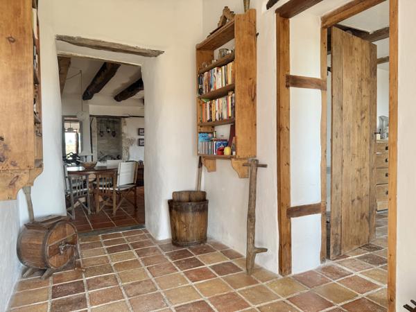 Maison en pierre avec 4 chambres, grange attenante terrain autour