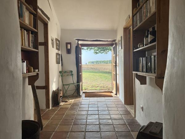 Maison en pierre avec 4 chambres, grange attenante terrain autour