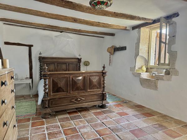 Maison en pierre avec 4 chambres, grange attenante terrain autour