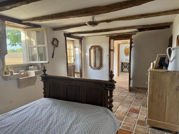 Maison en pierre avec 4 chambres, grange attenante terrain autour
