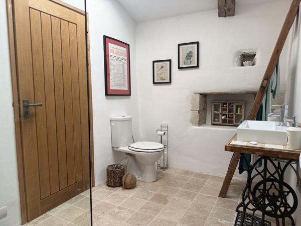 Maison en pierre avec 4 chambres, grange attenante terrain autour