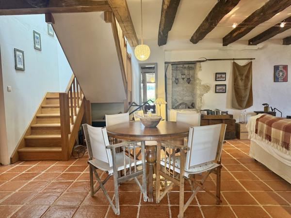 Maison en pierre avec 4 chambres, grange attenante terrain autour