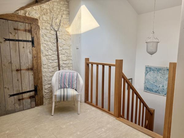 Maison en pierre avec 4 chambres, grange attenante terrain autour