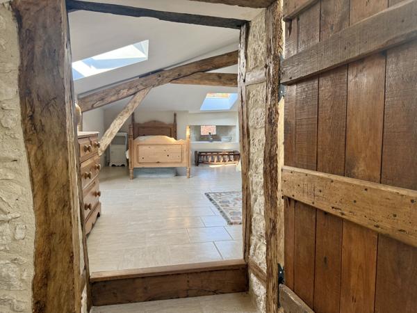 Maison en pierre avec 4 chambres, grange attenante terrain autour