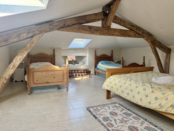 Maison en pierre avec 4 chambres, grange attenante terrain autour
