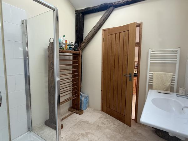 Maison en pierre avec 4 chambres, grange attenante terrain autour