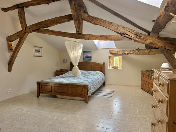 Maison en pierre avec 4 chambres, grange attenante terrain autour
