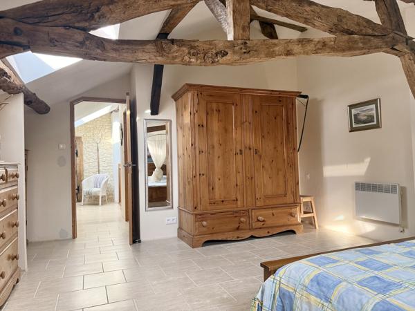Maison en pierre avec 4 chambres, grange attenante terrain autour