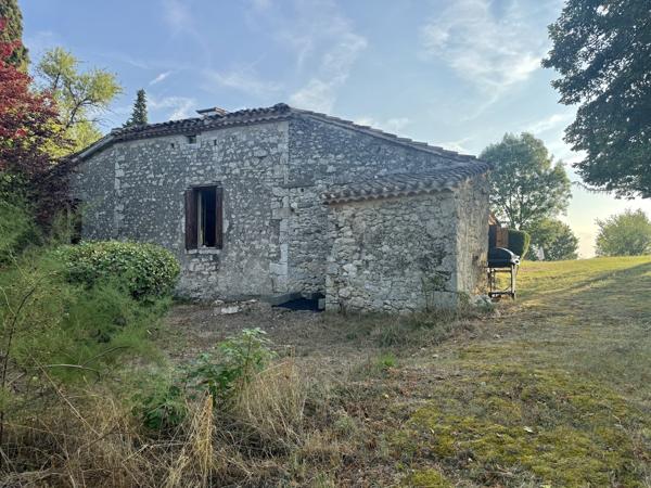 Maison en pierre avec 4 chambres, grange attenante terrain autour