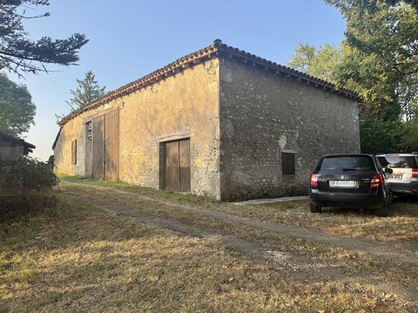 Maison en pierre avec 4 chambres, grange attenante terrain autour