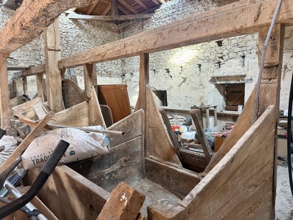 Maison en pierre avec 4 chambres, grange attenante terrain autour
