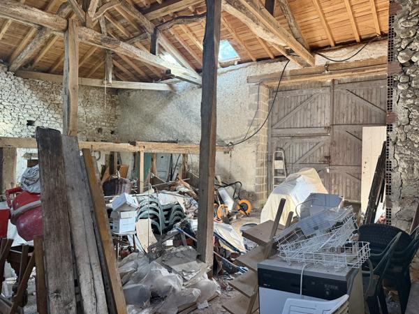 Maison en pierre avec 4 chambres, grange attenante terrain autour