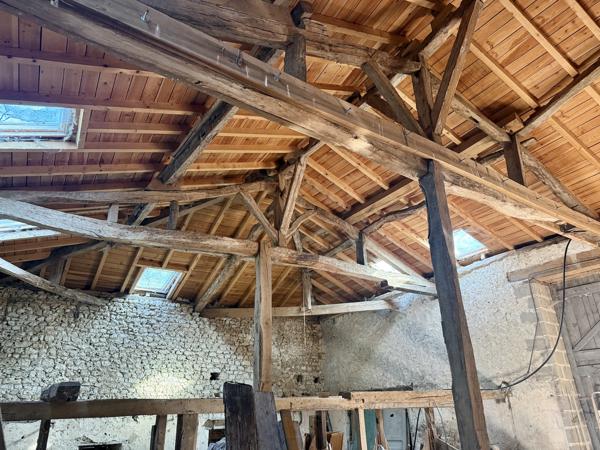 Maison en pierre avec 4 chambres, grange attenante terrain autour