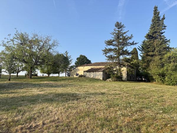 Maison en pierre avec 4 chambres, grange attenante terrain autour