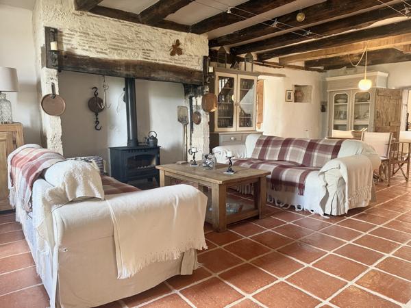 Maison en pierre avec 4 chambres, grange attenante terrain autour