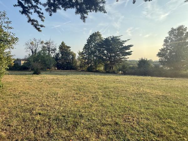 Maison en pierre avec 4 chambres, grange attenante terrain autour