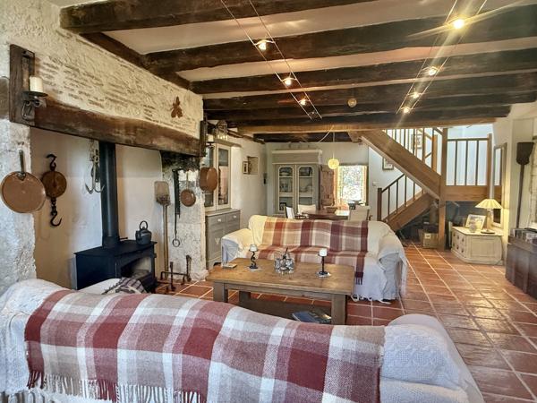 Maison en pierre avec 4 chambres, grange attenante terrain autour
