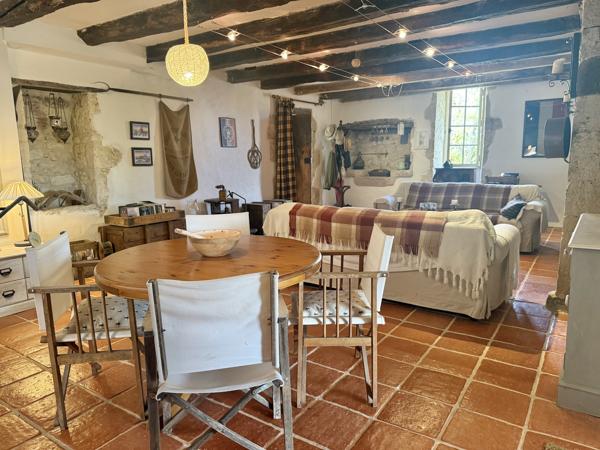 Maison en pierre avec 4 chambres, grange attenante terrain autour