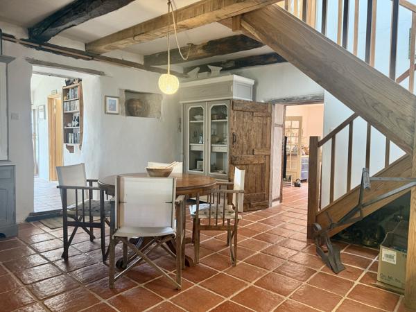 Maison en pierre avec 4 chambres, grange attenante terrain autour