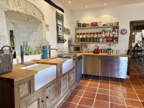 Maison en pierre avec 4 chambres, grange attenante terrain autour
