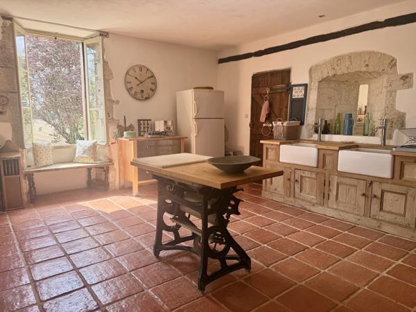 Maison en pierre avec 4 chambres, grange attenante terrain autour
