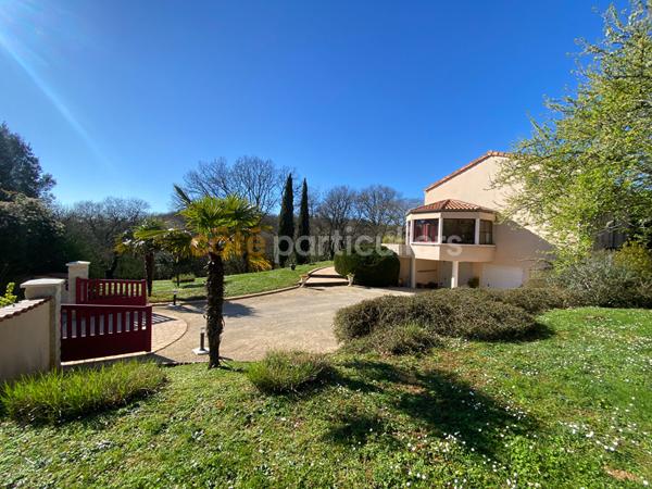 Vente
                Maison226 m² - 7 Pièces -
                    POITIERS (86000)