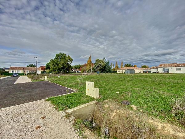 Joli terrain à bâtir de 775 m² plat et viabilisé à La Ville Dieu Du Templ