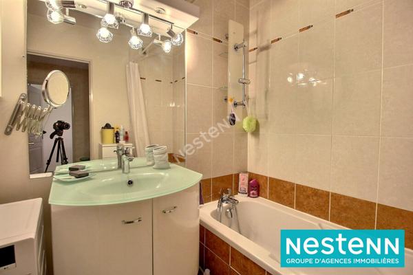 Appartement Meyzieu, 2 chambres, residence avec piscine, terrasse, grand garege, proche centre ville