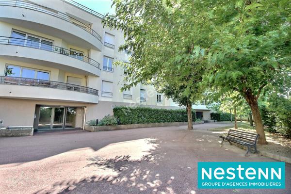 Appartement Meyzieu, 2 chambres, residence avec piscine, terrasse, grand garege, proche centre ville