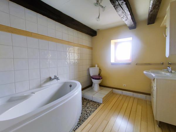 Proche Vesoul, bel environnement pour cette charmante maison de campagne !