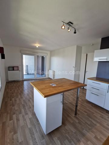 APPARTEMENT type 3, terrasse, places de stationnement en sous-sol