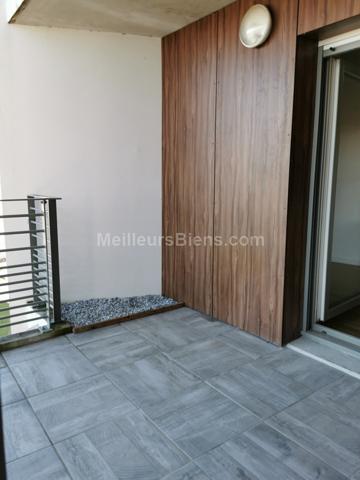 APPARTEMENT type 3, terrasse, places de stationnement en sous-sol
