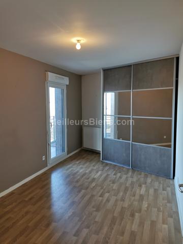 APPARTEMENT type 3, terrasse, places de stationnement en sous-sol