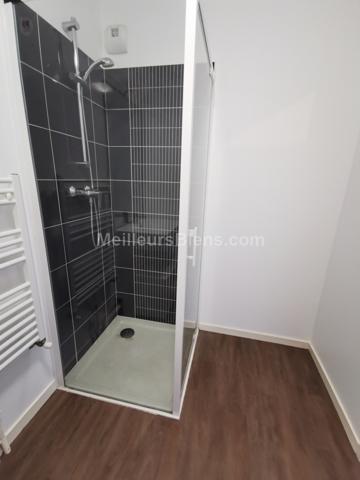 APPARTEMENT type 3, terrasse, places de stationnement en sous-sol