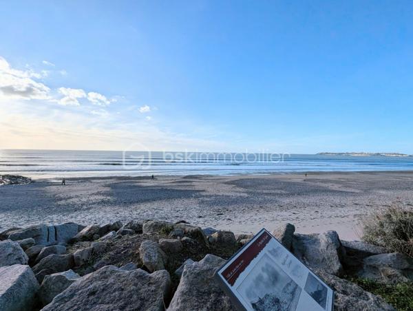 Exclusivité - BSK Immobilier - Venez découvrir cet appartement situé à Saint-Pair-sur-Mer, proche Granville et Jullouville, dans un environnement agréable ce charmant appartement en duplex de 28,29 m² offrant une vue mer avec sa place de parking et à 150m de la mer !

Ce charmant duplex comprend : 
Une pièce de vie lumineuse avec coin cuisine aménagée et équipée, une salle d'eau et WC séparés
A l'étage : Une chambre spacieuse et lumineuse avec une jolie vue mer

Une place de parking privative complète ce bien.
Chauffage électrique.
Double vitrage avec volets électriques et vélux neufs.

L’appartement est idéal pour une résidence secondaire, un investissement locatif ou un pied-à-terre en bord de mer. Accès piéton à la mer en face de l'appartement. 

Les plus :
📍 Proximité des plages et des commodités
🚗 Stationnement privé
🌊 Vue mer