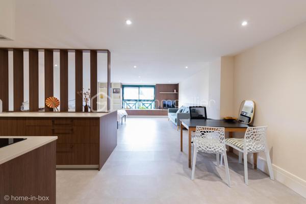 Au cœur du bourg de Biscarrosse et à deux pas des commerces, du marché et restaurants !  
Ce bel appartement, alliant modernité et confort, a été entièrement rénové.  ll se compose d'une généreuse pièce à vivre, avec cuisine américaine équipée et ajourée, une salle de bains moderne avec baignoire et des toilettes séparés. 
Vous serez séduit par son aménagement contemporain et cosy.

Place de parking incluse, un atout rare en hypercentre !
Faibles charges de copropriété de 1060€ annuels et une taxe foncière de 558€.

Coup de cœur assuré !