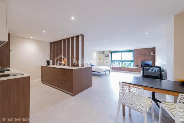 Au cœur du bourg de Biscarrosse et à deux pas des commerces, du marché et restaurants !  
Ce bel appartement, alliant modernité et confort, a été entièrement rénové.  ll se compose d'une généreuse pièce à vivre, avec cuisine américaine équipée et ajourée, une salle de bains moderne avec baignoire et des toilettes séparés. 
Vous serez séduit par son aménagement contemporain et cosy.

Place de parking incluse, un atout rare en hypercentre !
Faibles charges de copropriété de 1060€ annuels et une taxe foncière de 558€.

Coup de cœur assuré !