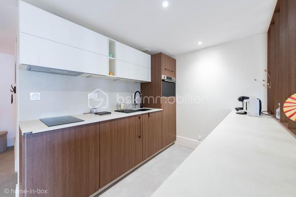 Au cœur du bourg de Biscarrosse et à deux pas des commerces, du marché et restaurants !  
Ce bel appartement, alliant modernité et confort, a été entièrement rénové.  ll se compose d'une généreuse pièce à vivre, avec cuisine américaine équipée et ajourée, une salle de bains moderne avec baignoire et des toilettes séparés. 
Vous serez séduit par son aménagement contemporain et cosy.

Place de parking incluse, un atout rare en hypercentre !
Faibles charges de copropriété de 1060€ annuels et une taxe foncière de 558€.

Coup de cœur assuré !