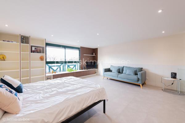 Au cœur du bourg de Biscarrosse et à deux pas des commerces, du marché et restaurants !  
Ce bel appartement, alliant modernité et confort, a été entièrement rénové.  ll se compose d'une généreuse pièce à vivre, avec cuisine américaine équipée et ajourée, une salle de bains moderne avec baignoire et des toilettes séparés. 
Vous serez séduit par son aménagement contemporain et cosy.

Place de parking incluse, un atout rare en hypercentre !
Faibles charges de copropriété de 1060€ annuels et une taxe foncière de 558€.

Coup de cœur assuré !