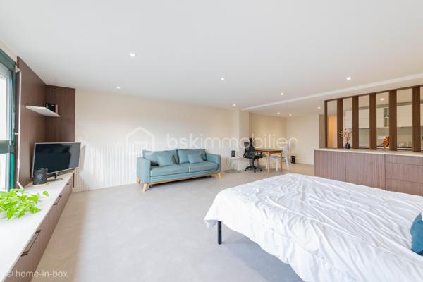 Au cœur du bourg de Biscarrosse et à deux pas des commerces, du marché et restaurants !  
Ce bel appartement, alliant modernité et confort, a été entièrement rénové.  ll se compose d'une généreuse pièce à vivre, avec cuisine américaine équipée et ajourée, une salle de bains moderne avec baignoire et des toilettes séparés. 
Vous serez séduit par son aménagement contemporain et cosy.

Place de parking incluse, un atout rare en hypercentre !
Faibles charges de copropriété de 1060€ annuels et une taxe foncière de 558€.

Coup de cœur assuré !