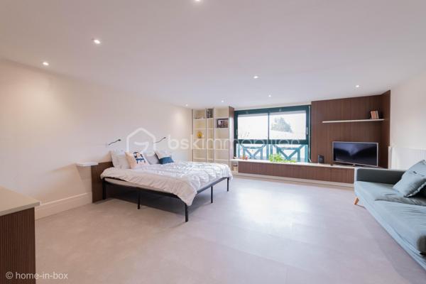 Au cœur du bourg de Biscarrosse et à deux pas des commerces, du marché et restaurants !  
Ce bel appartement, alliant modernité et confort, a été entièrement rénové.  ll se compose d'une généreuse pièce à vivre, avec cuisine américaine équipée et ajourée, une salle de bains moderne avec baignoire et des toilettes séparés. 
Vous serez séduit par son aménagement contemporain et cosy.

Place de parking incluse, un atout rare en hypercentre !
Faibles charges de copropriété de 1060€ annuels et une taxe foncière de 558€.

Coup de cœur assuré !