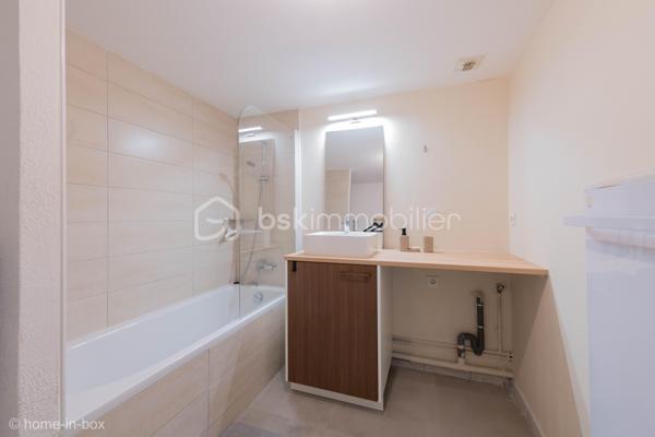 Au cœur du bourg de Biscarrosse et à deux pas des commerces, du marché et restaurants !  
Ce bel appartement, alliant modernité et confort, a été entièrement rénové.  ll se compose d'une généreuse pièce à vivre, avec cuisine américaine équipée et ajourée, une salle de bains moderne avec baignoire et des toilettes séparés. 
Vous serez séduit par son aménagement contemporain et cosy.

Place de parking incluse, un atout rare en hypercentre !
Faibles charges de copropriété de 1060€ annuels et une taxe foncière de 558€.

Coup de cœur assuré !