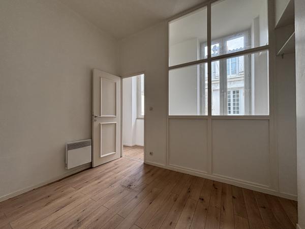 Appartement T3 51,4m2 au deuxième étage. Place Colbert