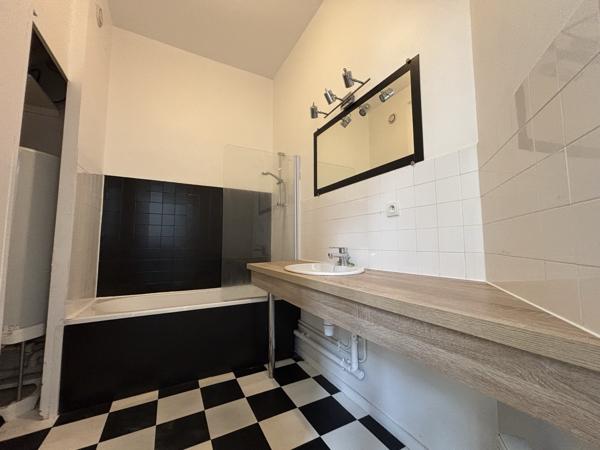 Appartement T3 51,4m2 au deuxième étage. Place Colbert