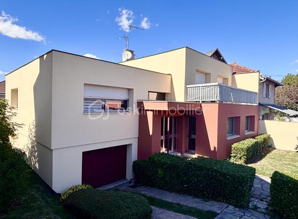A Lunéville, quartier résidentiel, villa de facture hautement qualitative de l'architecte Bernard Humbert . 
Surface habitable 230 m2 en 3 demi-niveaux dont un plateau-bureaux aménagé PMR de 33 m2 
Surface technique et polyvalente : 60 m2  ( garage deux véhicules commandés, cave )
soit une surface globale utile de 290 m2
Terrasse rez-de-jardin de 15 m2 et terrasse coté rue de 10 m2 en étage.
Contenance cadastrale de 550 m2.

Le séjour et la cuisine disposent d'un accès de plain-pied à la terrasse qui domine le jardin en cœur-d’ilôt. La demie-volée d'escalier lui fournit un accès direct depuis l'entrée qui profite ainsi d'une échappée visuelle lumineuse et accueillante. 
A l'étage supérieur s'organise la partie nuit avec trois chambres, une salle d'eau et son WC indépendant. Deux chambres se partagent une terrasse en surplomb de la rue.  

Sous ce niveau se déploie le plateau de bureaux avec accès indépendant, une pièce équipée home-cinéma et un ensemble WC indépendant et salle d'eau. 
Au niveau sous-sol semi-enterré, nous trouvons une lingerie-chaufferie avec accès au jardin et le vaste garage large de 4 mètres pour 2 places commandées, accessible par une rampe confortable et une porte sectionnelle motorisée.

Vous pourrez juger sur place du haut niveau d'équipement :
Ainsi pour la cuisine, une hotte, un plan de travail en inox alimentaire et des meubles aux façades thermoformées et laquées gris irisé d'origine.
Aux sanitaires, toutes les robinetteries sont de marque et ont été renouvelées. 
Le chauffage est assuré par un réseau de radiateurs fonte d'aluminium tous pilotables à distance.
La menuiserie extérieure – récemment renouvelée- de la réputée marque K-line est d'aluminium thermolaqué gris galet à double-vitrage gaz argon, verre basse émissivité et verrouillage 3 points des portes-fenêtres.  
Les toit-terrasses réservent des capacités d'aménagements extérieurs voire d'extension (à vérifier cependant ).
Toutes les sanitaires ont des sols et murs revêtus de pâtes de verre aux teintes toniques soit unies soit en motifs géométriques d'inspiration végétale ou de tissus jacquard.
Notez que la crédence émaillée de la cuisine n'est pas sans évoquer Roger Capron. L'entrée, les dégagements, escaliers et séjour déploient un marbre blanc de Carrare au graphisme gris-noir que l'on retrouve aux endroits-clés tels que les seuils et tablettes des ouvertures.

Ce havre de paix, en quartier résidentiel dispose de tous les services et commerces à proximité  : le marché est à 10 minutes de marche, l'établissement Saint-Pierre-Fourier à 5 et la gare à 7. 
Ce bien qui n'a connu que ses commanditaires et ses propriétaires actuels a bénéficié opportunément de mise à niveau appréciables tels que le remplacement récent de la chaudière  par une De Dietrich de sol à condensation et une isolation par l’extérieure conséquente. Bref, tout étant impeccable, ce bien témoigne d'un haut niveau de réalisation et du soin extrême qui lui a été prodigué depuis un demi siècle.
Il ne s'adresse donc qu'aux amoureux des seventies parmi lesquels, celles et ceux qui adhèrent à cette conception en demi-niveaux et aux apports lumineux démultipliés.
Pour raisons de confidentialité, la diffusion photographique est réduite et je me ferai une joie de compléter vos informations (plans d'origine, diagnostics, factures, biographie de l'architecte).