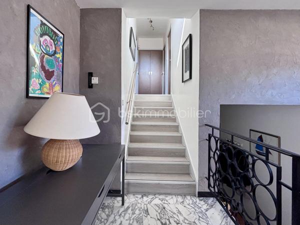 A Lunéville, quartier résidentiel, villa de facture hautement qualitative de l'architecte Bernard Humbert . 
Surface habitable 230 m2 en 3 demi-niveaux dont un plateau-bureaux aménagé PMR de 33 m2 
Surface technique et polyvalente : 60 m2  ( garage deux véhicules commandés, cave )
soit une surface globale utile de 290 m2
Terrasse rez-de-jardin de 15 m2 et terrasse coté rue de 10 m2 en étage.
Contenance cadastrale de 550 m2.

Le séjour et la cuisine disposent d'un accès de plain-pied à la terrasse qui domine le jardin en cœur-d’ilôt. La demie-volée d'escalier lui fournit un accès direct depuis l'entrée qui profite ainsi d'une échappée visuelle lumineuse et accueillante. 
A l'étage supérieur s'organise la partie nuit avec trois chambres, une salle d'eau et son WC indépendant. Deux chambres se partagent une terrasse en surplomb de la rue.  

Sous ce niveau se déploie le plateau de bureaux avec accès indépendant, une pièce équipée home-cinéma et un ensemble WC indépendant et salle d'eau. 
Au niveau sous-sol semi-enterré, nous trouvons une lingerie-chaufferie avec accès au jardin et le vaste garage large de 4 mètres pour 2 places commandées, accessible par une rampe confortable et une porte sectionnelle motorisée.

Vous pourrez juger sur place du haut niveau d'équipement :
Ainsi pour la cuisine, une hotte, un plan de travail en inox alimentaire et des meubles aux façades thermoformées et laquées gris irisé d'origine.
Aux sanitaires, toutes les robinetteries sont de marque et ont été renouvelées. 
Le chauffage est assuré par un réseau de radiateurs fonte d'aluminium tous pilotables à distance.
La menuiserie extérieure – récemment renouvelée- de la réputée marque K-line est d'aluminium thermolaqué gris galet à double-vitrage gaz argon, verre basse émissivité et verrouillage 3 points des portes-fenêtres.  
Les toit-terrasses réservent des capacités d'aménagements extérieurs voire d'extension (à vérifier cependant ).
Toutes les sanitaires ont des sols et murs revêtus de pâtes de verre aux teintes toniques soit unies soit en motifs géométriques d'inspiration végétale ou de tissus jacquard.
Notez que la crédence émaillée de la cuisine n'est pas sans évoquer Roger Capron. L'entrée, les dégagements, escaliers et séjour déploient un marbre blanc de Carrare au graphisme gris-noir que l'on retrouve aux endroits-clés tels que les seuils et tablettes des ouvertures.

Ce havre de paix, en quartier résidentiel dispose de tous les services et commerces à proximité  : le marché est à 10 minutes de marche, l'établissement Saint-Pierre-Fourier à 5 et la gare à 7. 
Ce bien qui n'a connu que ses commanditaires et ses propriétaires actuels a bénéficié opportunément de mise à niveau appréciables tels que le remplacement récent de la chaudière  par une De Dietrich de sol à condensation et une isolation par l’extérieure conséquente. Bref, tout étant impeccable, ce bien témoigne d'un haut niveau de réalisation et du soin extrême qui lui a été prodigué depuis un demi siècle.
Il ne s'adresse donc qu'aux amoureux des seventies parmi lesquels, celles et ceux qui adhèrent à cette conception en demi-niveaux et aux apports lumineux démultipliés.
Pour raisons de confidentialité, la diffusion photographique est réduite et je me ferai une joie de compléter vos informations (plans d'origine, diagnostics, factures, biographie de l'architecte).