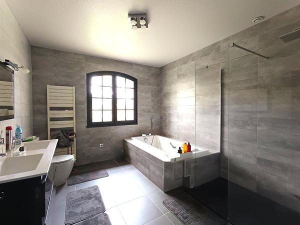 Maison sur demi-niveau spacieuse avec grand garage Labastide saint pierre